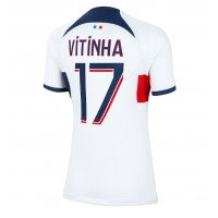 Fotballdrakt Dame Paris Saint-Germain Vitinha Ferreira #17 Bortedrakt 2023-24 Kortermet